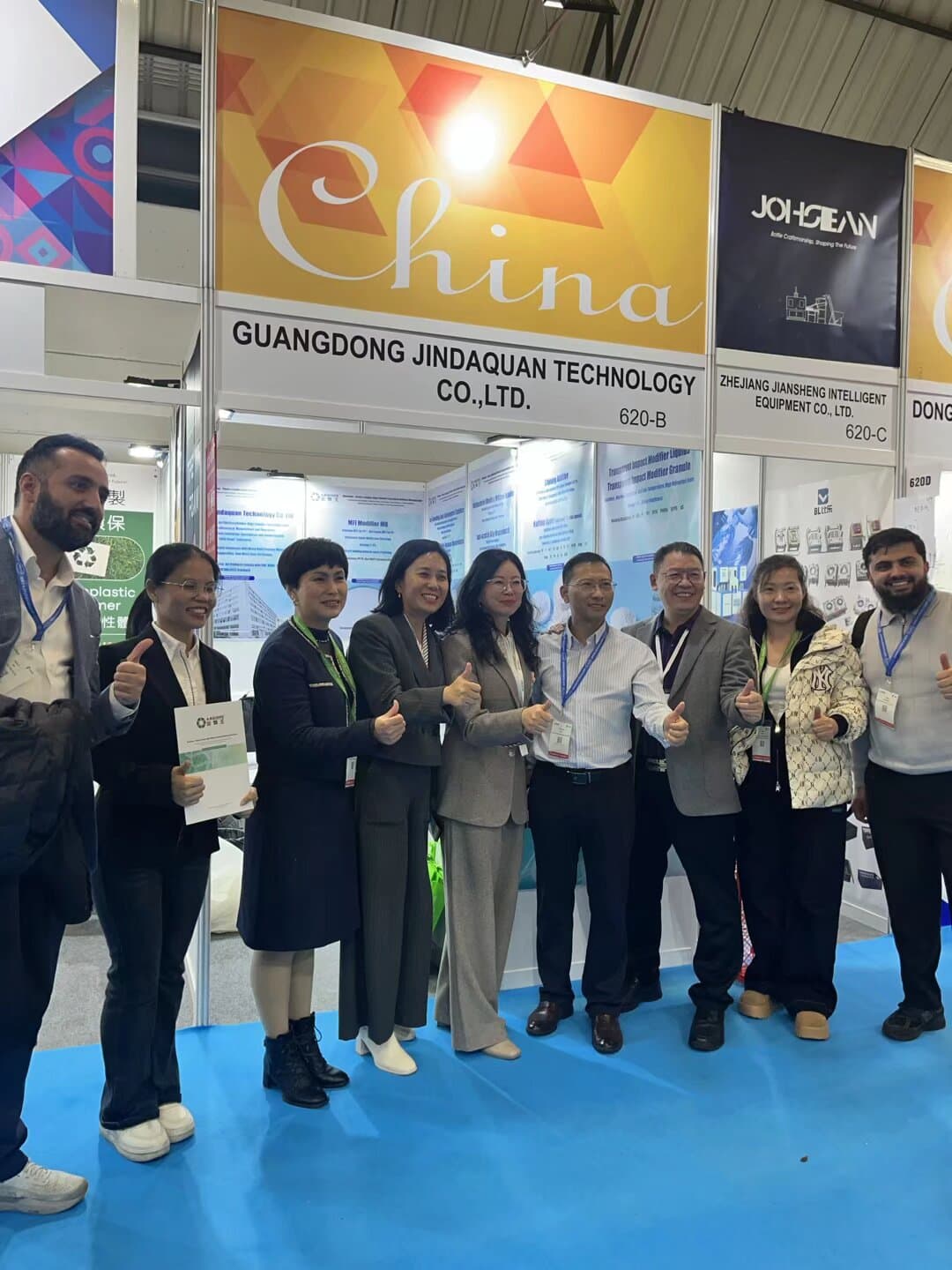 ARGIOPE® Jindaquan team meeting international visitors at a plastics industry exhibition