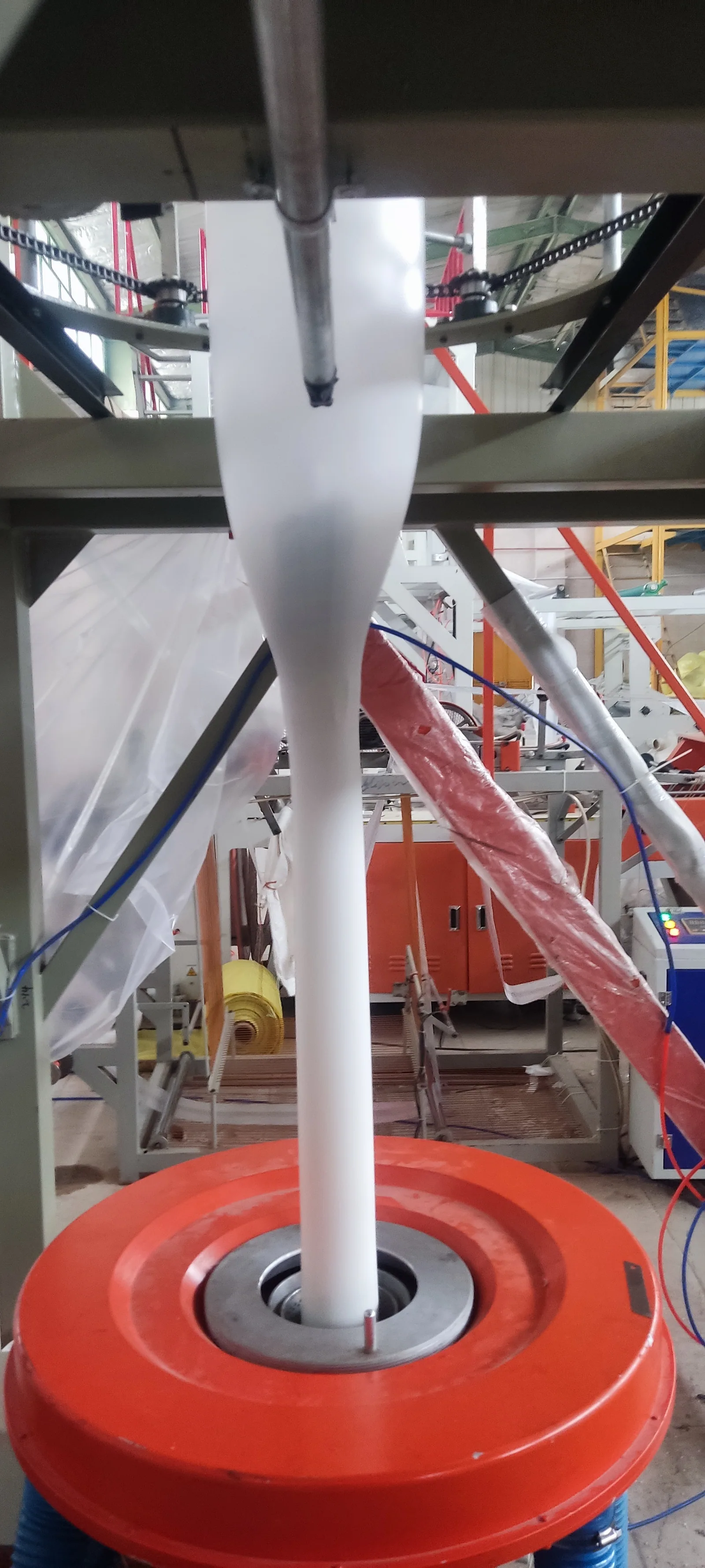 ABA blown-film extrusion machine producing tubular plastic film