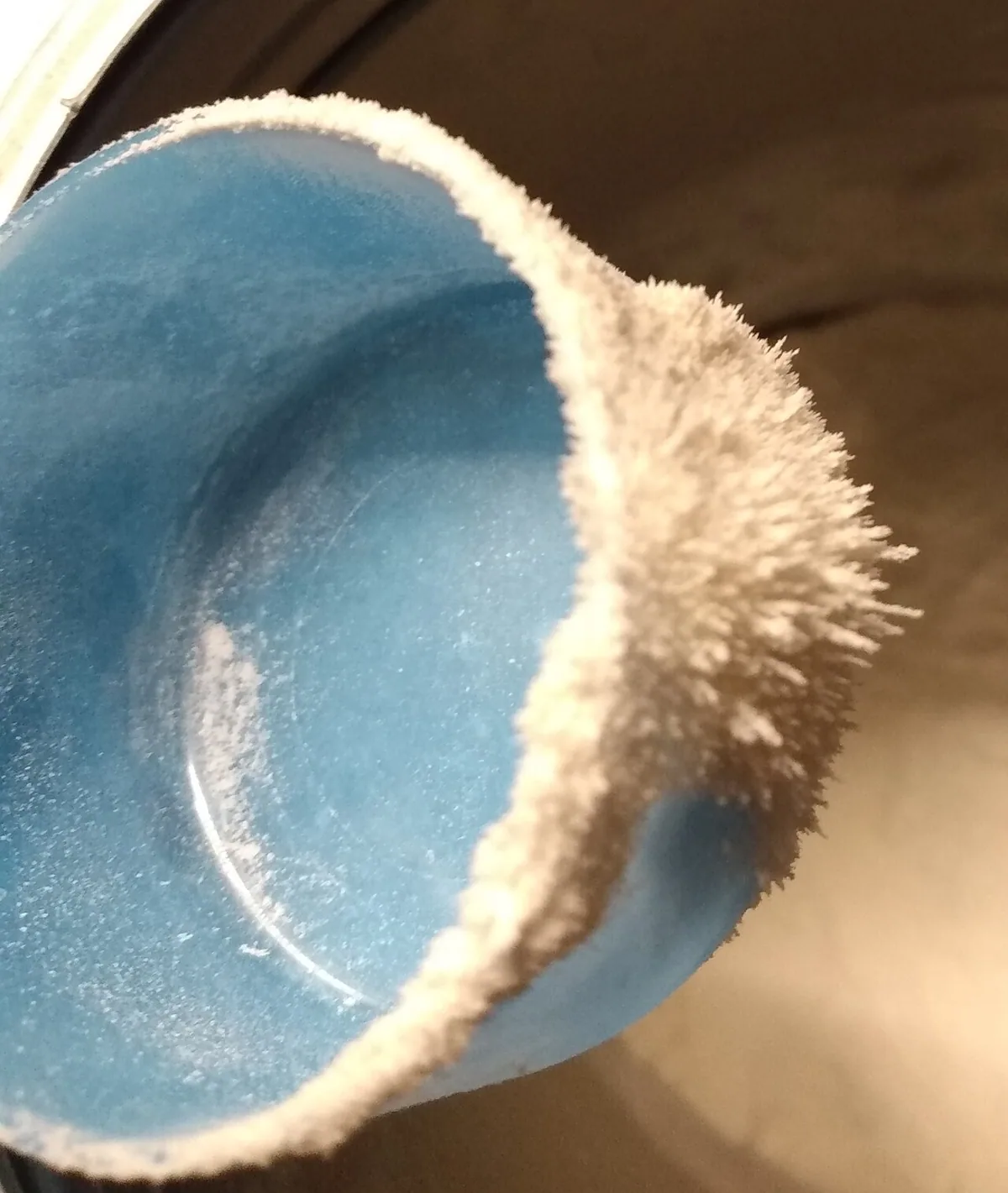 Lightweight powder aligning along electric-field lines on a statically charged plastic scoop